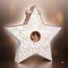 Dior Adventskalender 2026, Dach in Lebkuchen-Optik, goldene Ambiente-Aufnahme