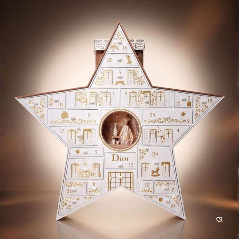 Dior Adventskalender 2026, geöffneter Stern mit 24 Türchen und Lebkuchen-Szene