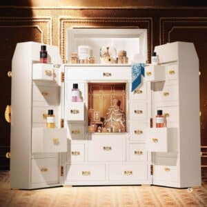 Dior Exception Adventskalender 2026 geöffnet, Frisierkommode mit Lebkuchenszene und Junon-Kleid