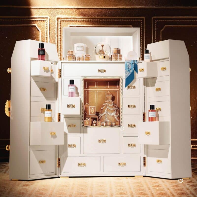 Dior Exception Adventskalender 2026 geöffnet, Frisierkommode mit Lebkuchenszene und Junon-Kleid