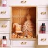 Dior Exception Adventskalender 2026, Detail der Lebkuchenszene mit Junon-Kleid und Collection-Privée-Flakons
