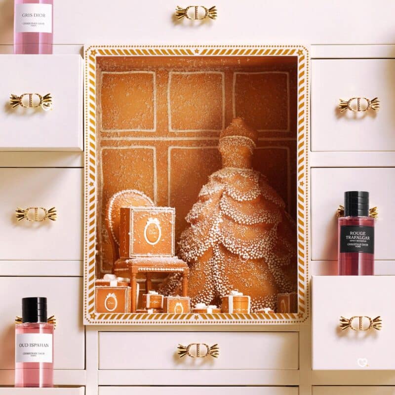 Dior Exception Adventskalender 2026, Detail der Lebkuchenszene mit Junon-Kleid und Collection-Privée-Flakons