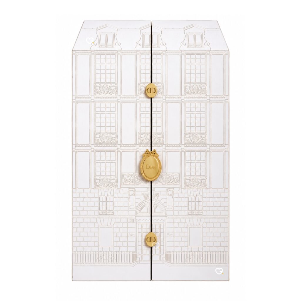 Dior Exception Adventskalender 2026 La Malle des Rêves, geschlossene nummerierte Truhe mit Fassade der 30 Avenue Montaigne