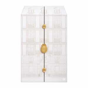 Dior Exception Adventskalender 2026 La Malle des Rêves, geschlossene nummerierte Truhe mit Fassade der 30 Avenue Montaigne