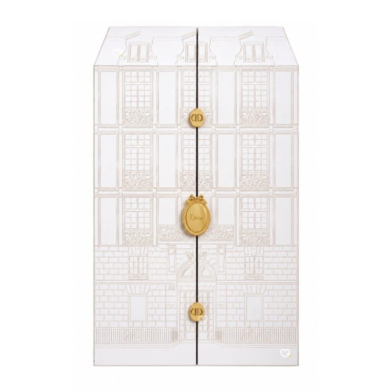 Dior Exception Adventskalender 2026 La Malle des Rêves, geschlossene nummerierte Truhe mit Fassade der 30 Avenue Montaigne