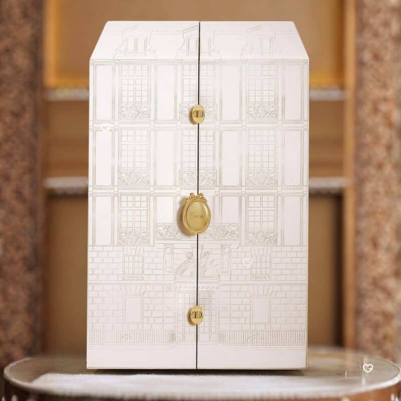 Dior Exception Adventskalender 2026, geschlossene La-Malle-des-Rêves-Truhe in Szene