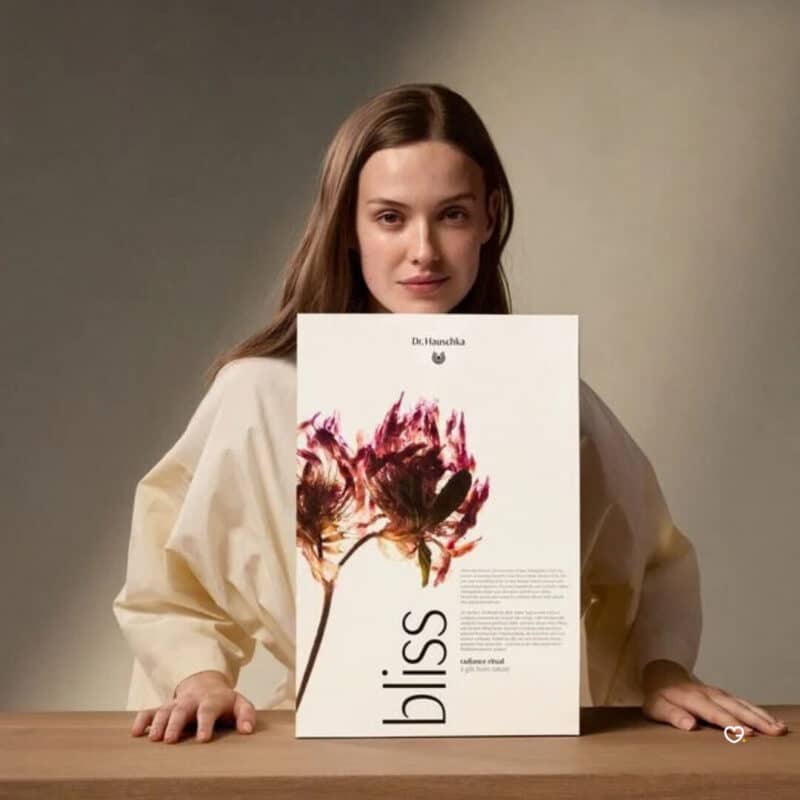 Dr. Hauschka Adventskalender 2026 bliss, in der Hand gehalten