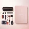 Kompletter Inhalt des Dyson Adventskalender 2026 als Flatlay