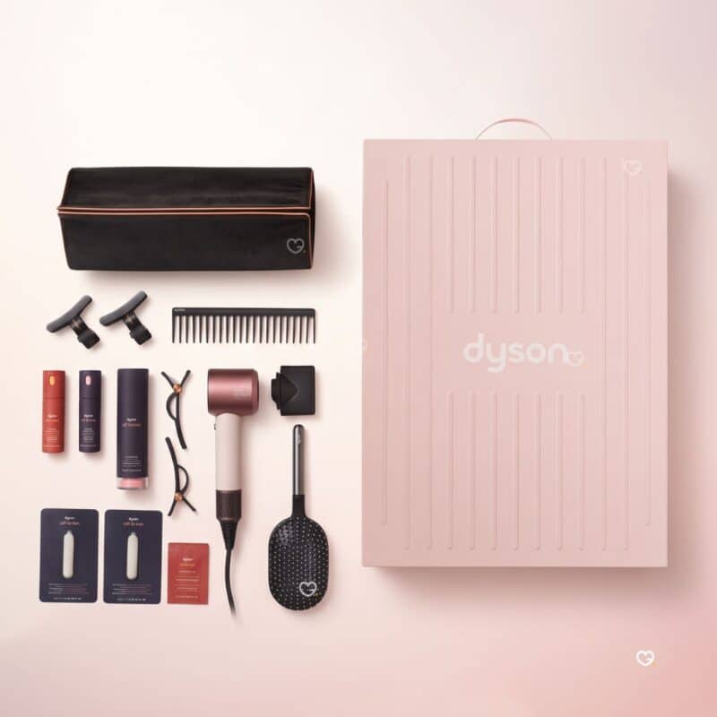 Kompletter Inhalt des Dyson Adventskalender 2026 als Flatlay