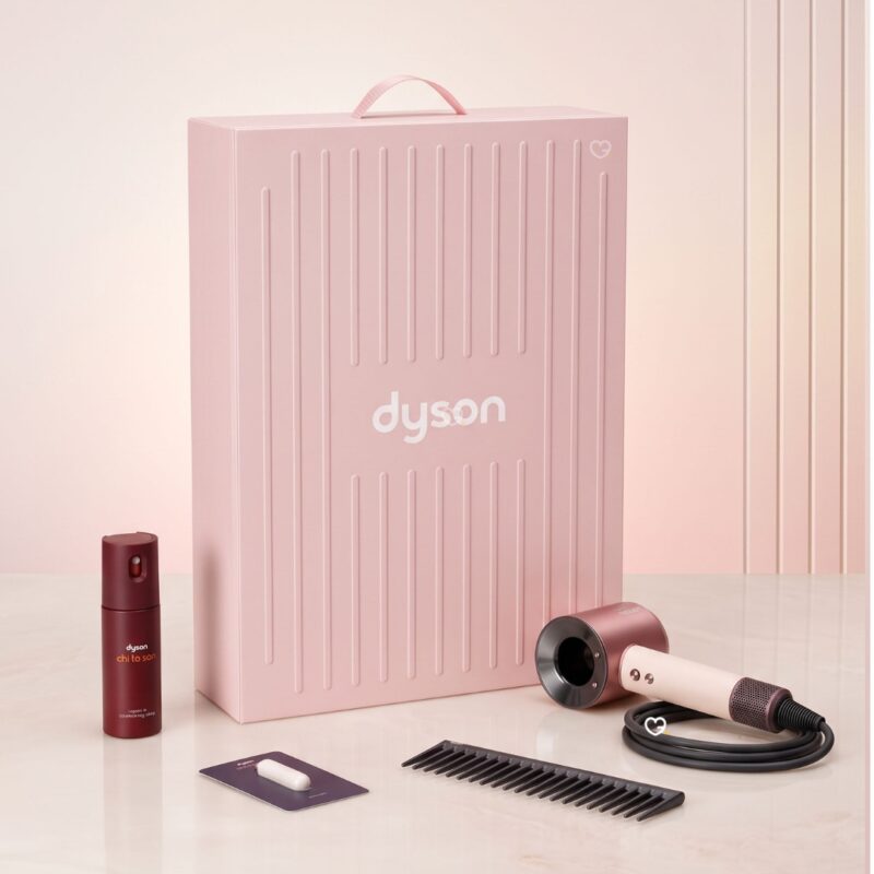 Geoeffneter Dyson Adventskalender 2026 mit Supersonic Travel und Pflegeprodukten