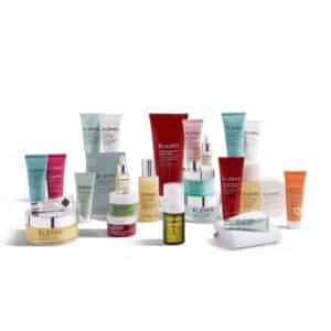 Alle 25 Produkte des Elemis Beauty Adventskalenders 2026, aufgereiht auf weißem Hintergrund