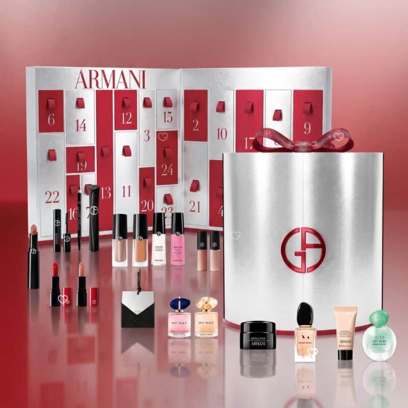 Giorgio Armani Adventskalender 2026 Produkte auf rotem Hintergrund