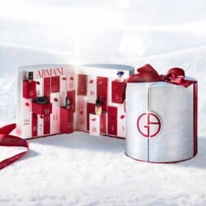 Giorgio Armani Adventskalender 2026 geöffnet im Schnee mit 24 Schubladen