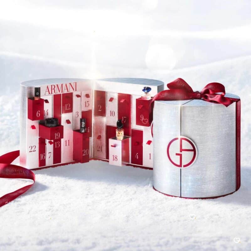 Giorgio Armani Adventskalender 2026 geöffnet im Schnee mit 24 Schubladen