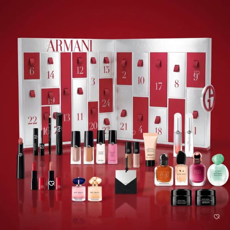 Giorgio Armani Adventskalender 2026 Set und Zylinderbox auf rotem Hintergrund