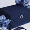 Guerlain Adventskalender 2026, geschlossenes Samt-Etui in winterlicher blauer Blütendekoration