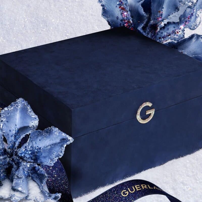 Guerlain Adventskalender 2026, geschlossenes Samt-Etui in winterlicher blauer Blütendekoration