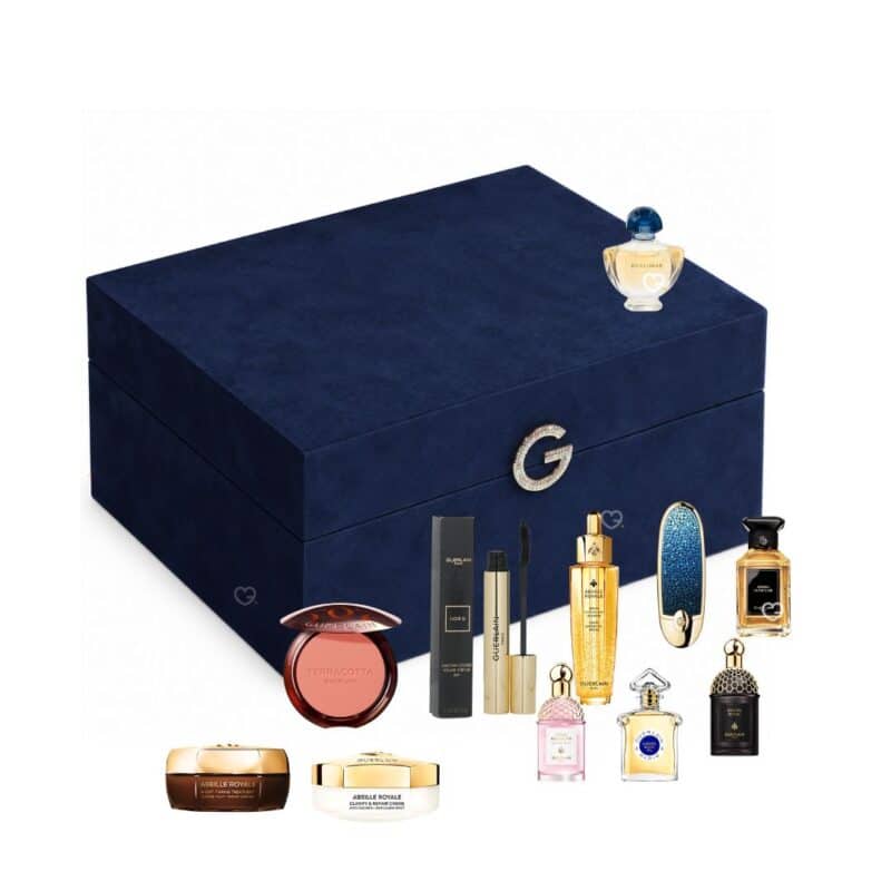 Der gesamte Inhalt des Guerlain Adventskalender 2026 neben dem Samt-Etui: Düfte, Abeille-Royale-Pflege, Terracotta-Rouge und Noir-G-Mascara
