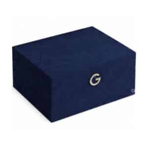 Guerlain Adventskalender 2026 The Jewellery Box, geschlossenes nachtblaues Samt-Etui mit Strass-G-Verschluss