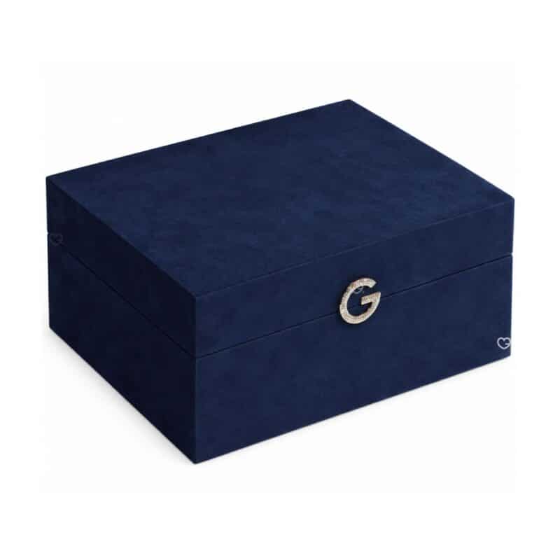 Guerlain Adventskalender 2026 The Jewellery Box, geschlossenes nachtblaues Samt-Etui mit Strass-G-Verschluss