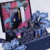 Guerlain Adventskalender 2026 geöffnet in winterlicher Schneelandschaft mit blauen Blüten