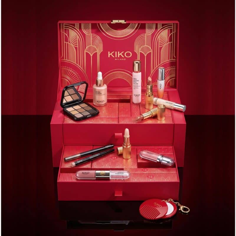 Kiko Adventskalender 2026 geöffnete rote Box mit Produkten auf rotem Hintergrund