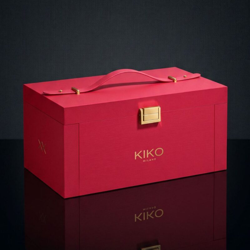 Kiko Adventskalender 2026 geschlossene rote Box auf nachtblauem Hintergrund