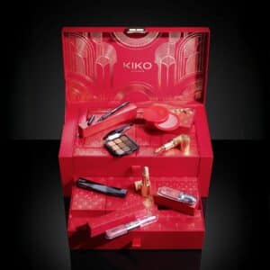 Kiko Adventskalender 2026 geöffnet mit zwei Fächern und Make-up-Produkten auf schwarzem Hintergrund