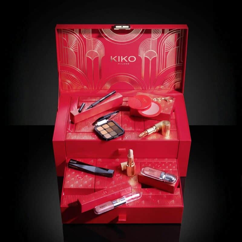 Kiko Adventskalender 2026 geöffnet mit zwei Fächern und Make-up-Produkten auf schwarzem Hintergrund