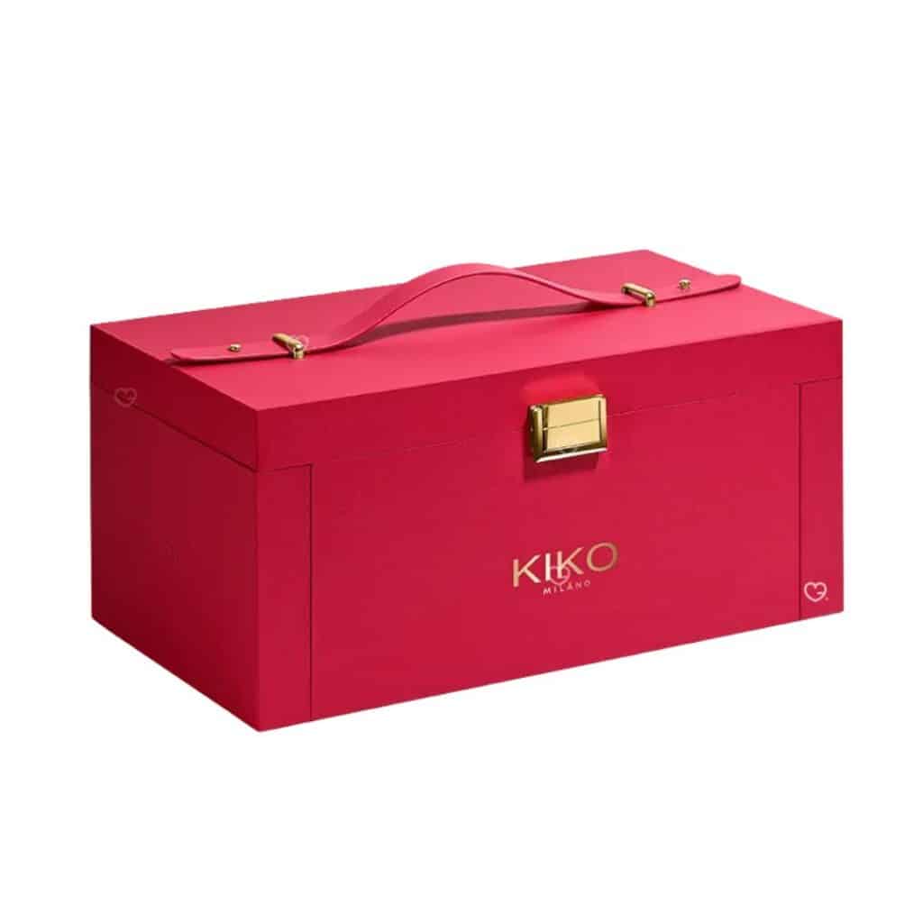 Kiko Adventskalender 2026 Twist n Twinkle Holiday, rote Box mit Goldmotiven geschlossen auf weißem Hintergrund
