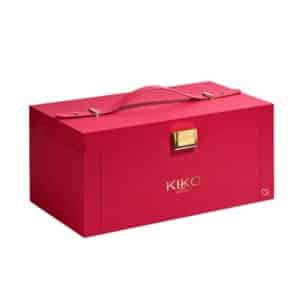 Kiko Adventskalender 2026 Twist n Twinkle Holiday, rote Box mit Goldmotiven geschlossen auf weißem Hintergrund