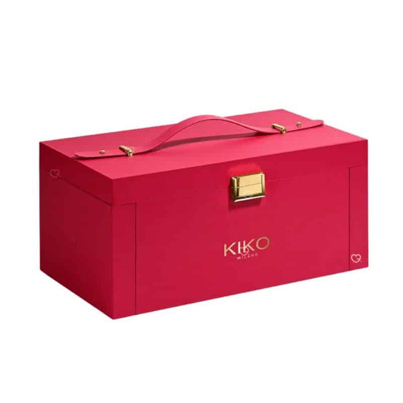 Kiko Adventskalender 2026 Twist n Twinkle Holiday, rote Box mit Goldmotiven geschlossen auf weißem Hintergrund