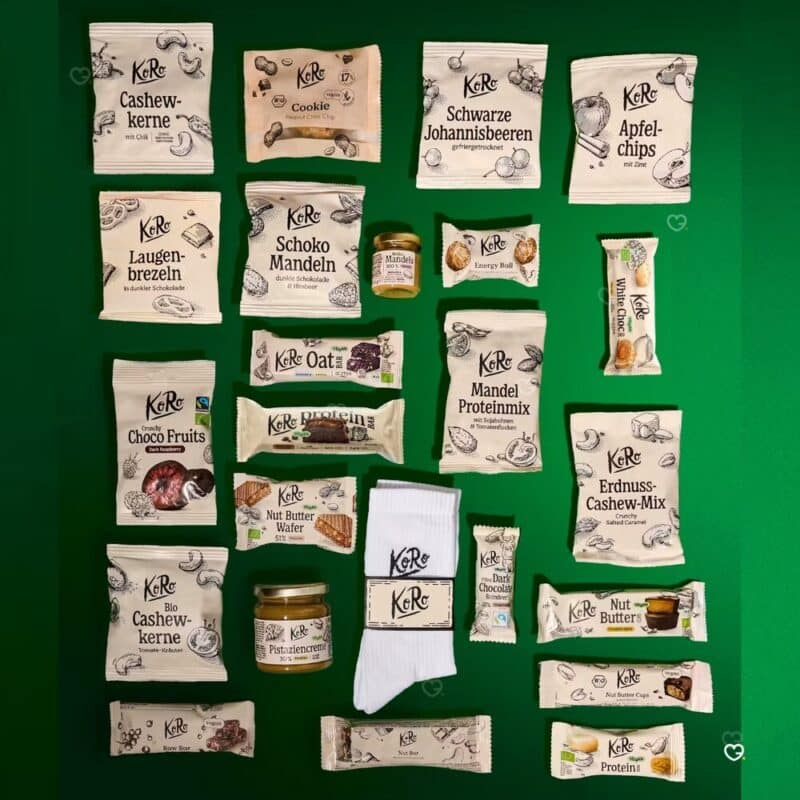 Alle 24 Snacks der Vegan Edition des KoRo Adventskalender 2026 mit KoRo-Socken