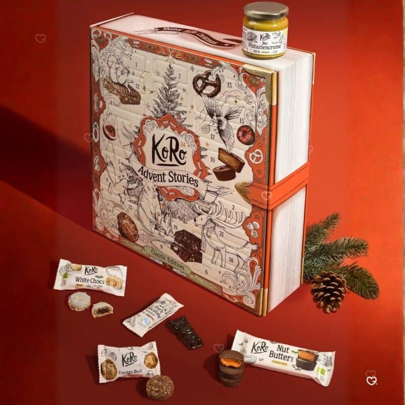KoRo Adventskalender 2026 Classic Edition geöffnet mit Snacks und Pistaziencreme
