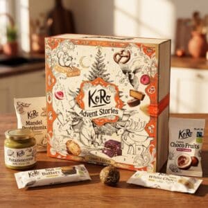 KoRo Adventskalender 2026 Classic Edition mit Snacks in weihnachtlicher Küche