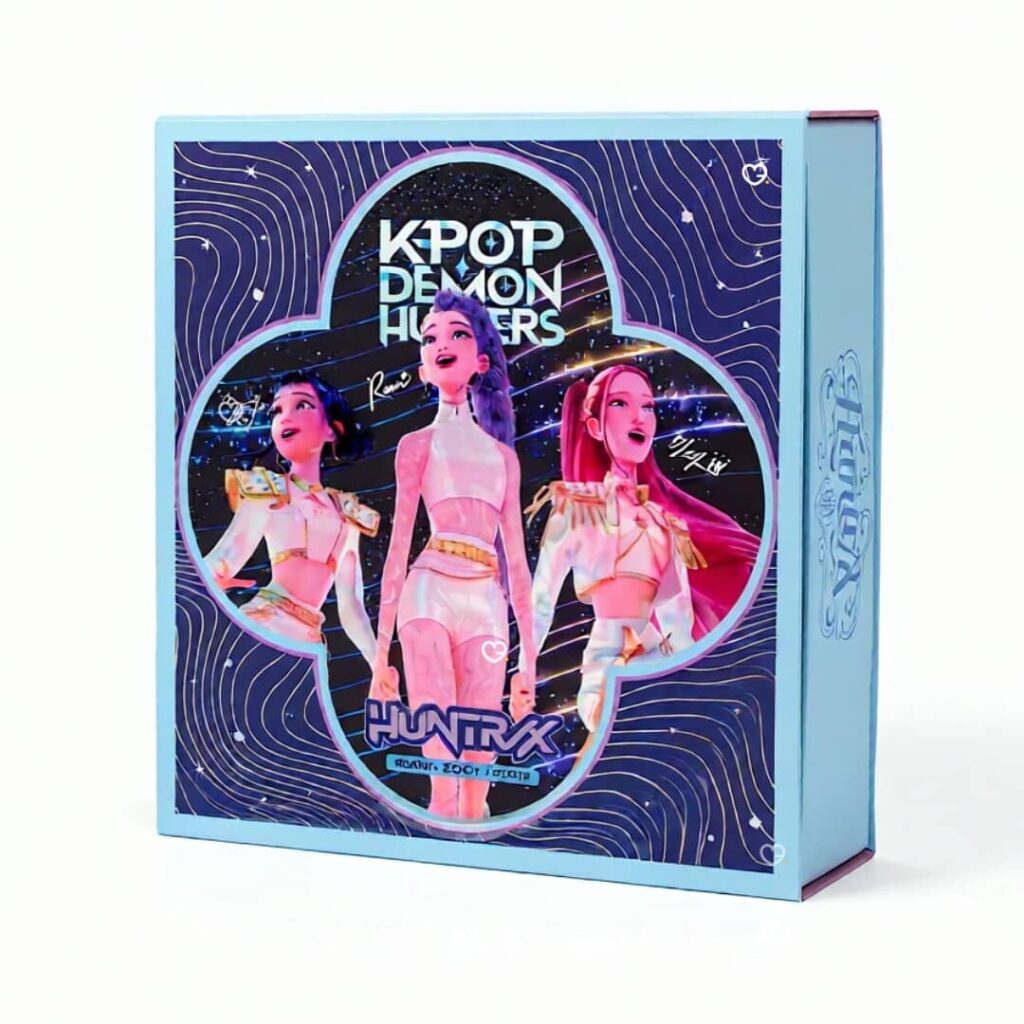 KPop Demon Hunters Adventskalender von Cinereplicas, geschlossene Box mit HUNTR/X-Motiv vor weißem Hintergrund