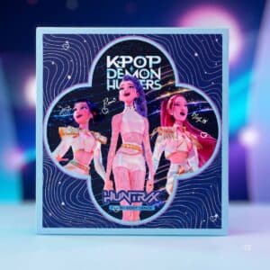 KPop Demon Hunters Adventskalender als aufgeklappte Pop-up-Konzertbühne vor buntem Hintergrund