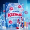 Labello Lippenpflege Adventskalender 2026 mit Pflegestiften vor blauem Hintergrund