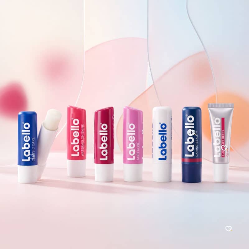 Die Lippenpflegestifte aus dem Labello KISSMAS Adventskalender 2026 in einer Reihe
