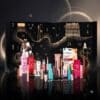 Geöffneter L'Oréal Paris Adventskalender 2026 mit allen 24 Make-up- und Pflegeprodukten ausgebreitet