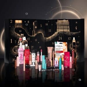 Geöffneter L'Oréal Paris Adventskalender 2026 mit allen 24 Make-up- und Pflegeprodukten ausgebreitet