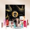 Make-up-Highlights aus dem L'Oréal Paris Adventskalender 2026, Mascara und Lippenstifte auf beigem Untergrund