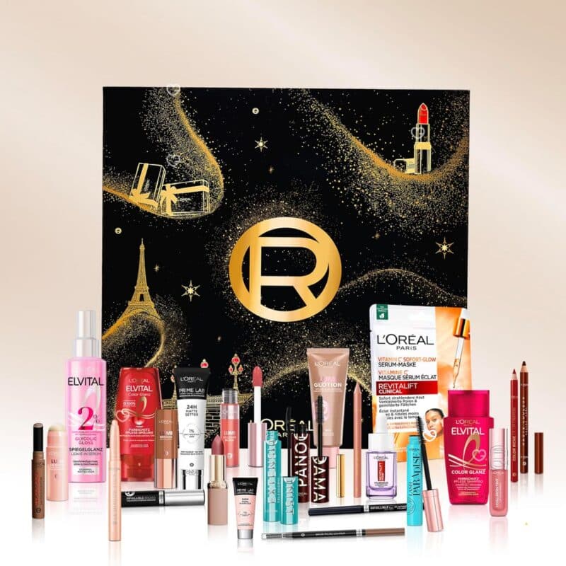Make-up-Highlights aus dem L'Oréal Paris Adventskalender 2026, Mascara und Lippenstifte auf beigem Untergrund