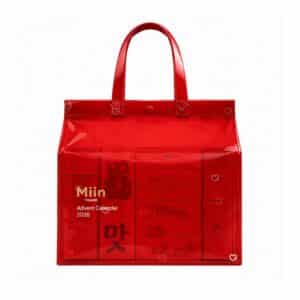 MiiN Cosmetics Adventskalender 2026, roter Vinyl-Shopper auf weißem Hintergrund
