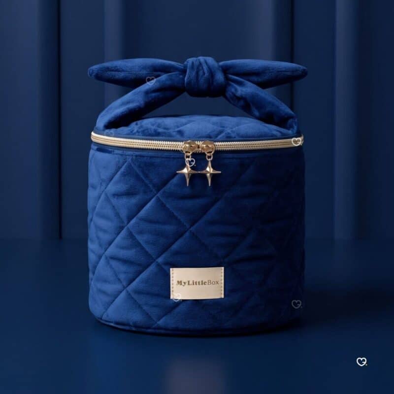 My Little Box Adventskalender 2026, Vanity aus blauem Samt mit Schleife