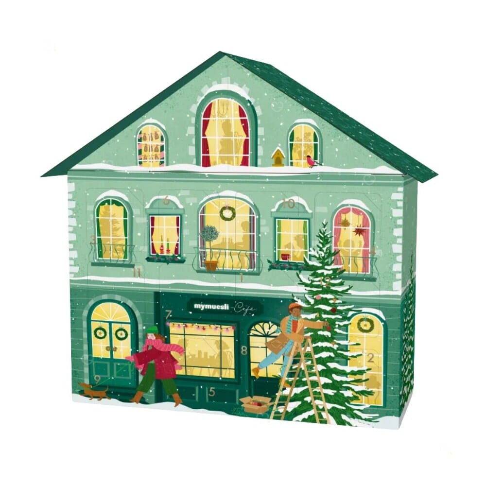 mymuesli Adventskalender 2026, illustriertes Adventskalenderhaus mymuesli Café auf weißem Hintergrund