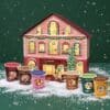 mymuesli Adventskalender mit mehreren 2go-Bechern vor dem verschneiten Haus