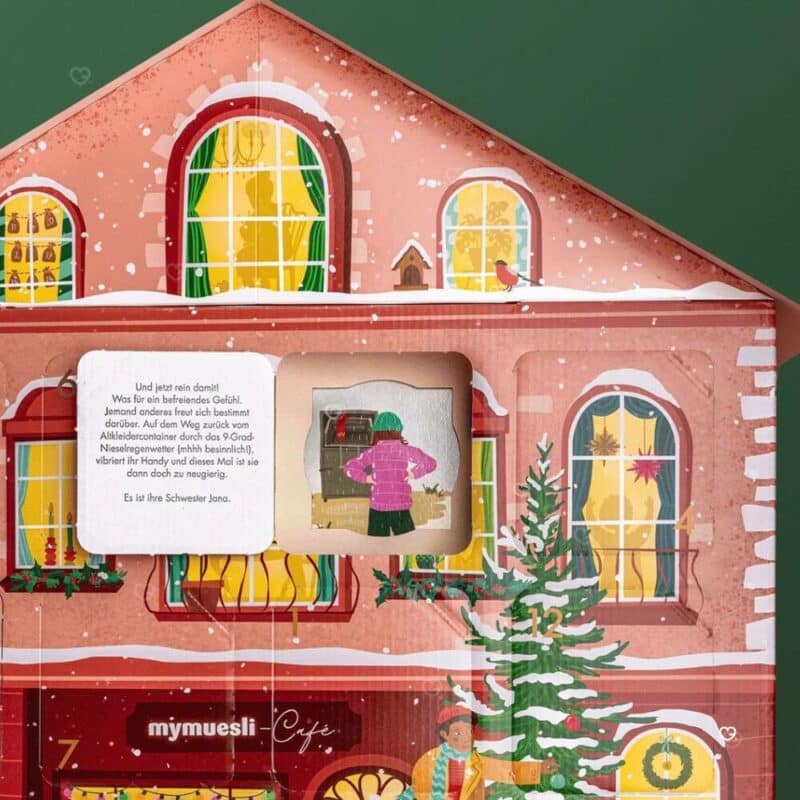 Geöffnetes Türchen mit einem Kapitel der Weihnachtsgeschichte im mymuesli Adventskalender