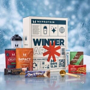 Myprotein Adventskalender 2026 Inhalt, Box mit Proteinriegeln, Impact Whey und Shaker in winterlicher Szene