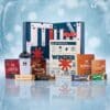 Produkte des Myprotein Adventskalender 2026 in winterlicher Szene, Riegel, Pulver und Zubehör